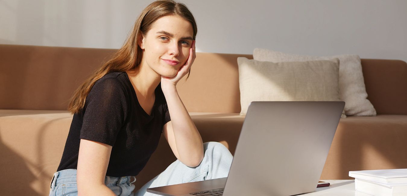 Femme qui fait une demande d'aides à la construction